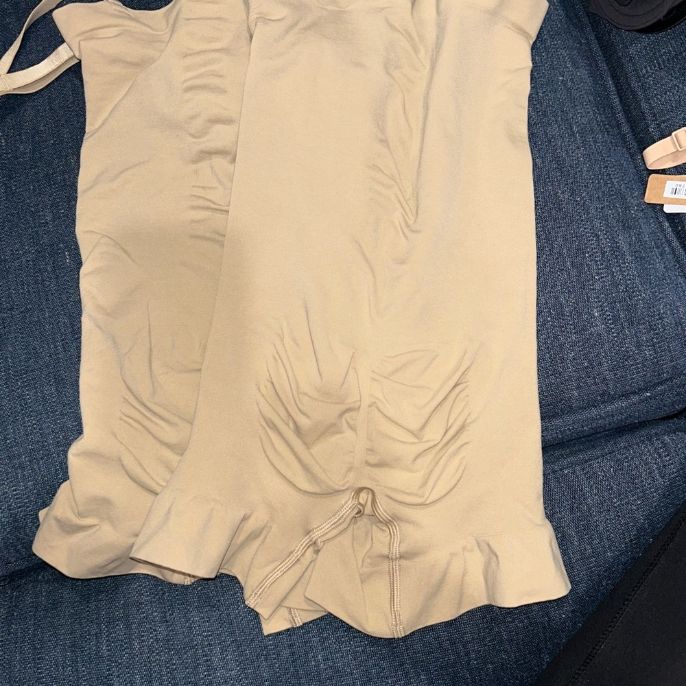 SKIMS Nude Strapless Bodysuit - Picture 2 of 3